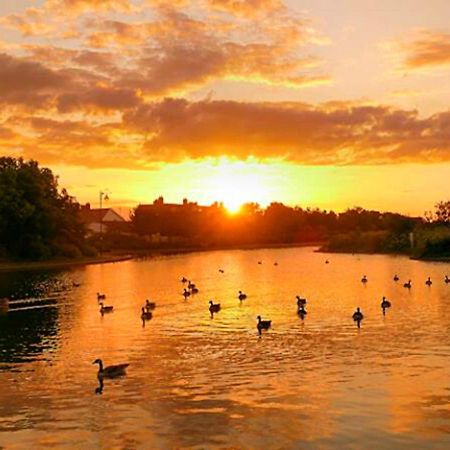 Romantic Lakeside Cottage By The Beach! With Super Cosy Log Burner! The Perfect Escape To Your Home From Home By The Sea! So Relaxing - You Won'T Want To Leave! Pet Friendly! Mablethorpe Luaran gambar