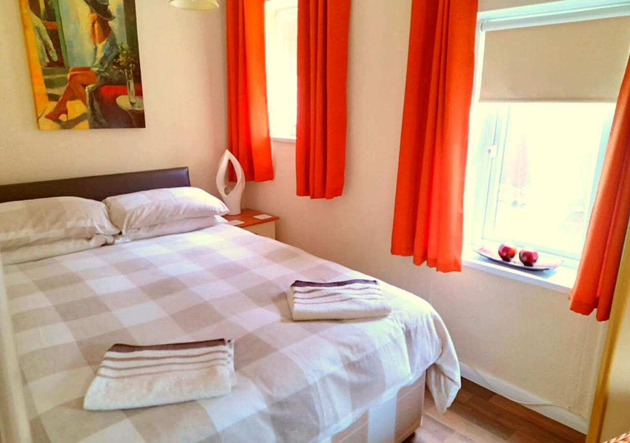 Romantic Lakeside Cottage By The Beach! With Super Cosy Log Burner! The Perfect Escape To Your Home From Home By The Sea! So Relaxing - You Won'T Want To Leave! Pet Friendly! Mablethorpe Luaran gambar