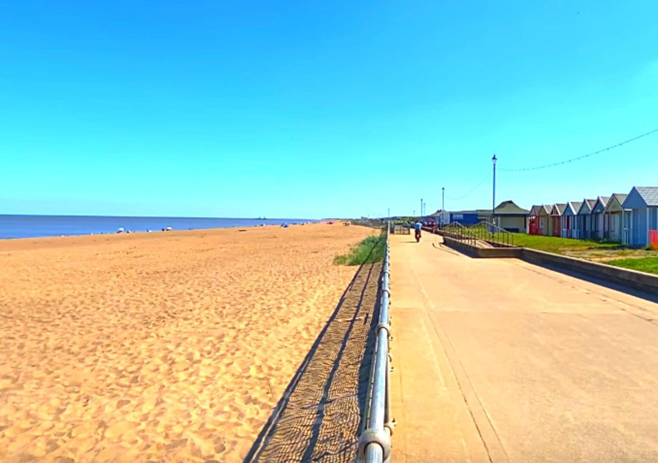 Romantic Lakeside Cottage By The Beach! With Super Cosy Log Burner! The Perfect Escape To Your Home From Home By The Sea! So Relaxing - You Won'T Want To Leave! Pet Friendly! Mablethorpe Luaran gambar