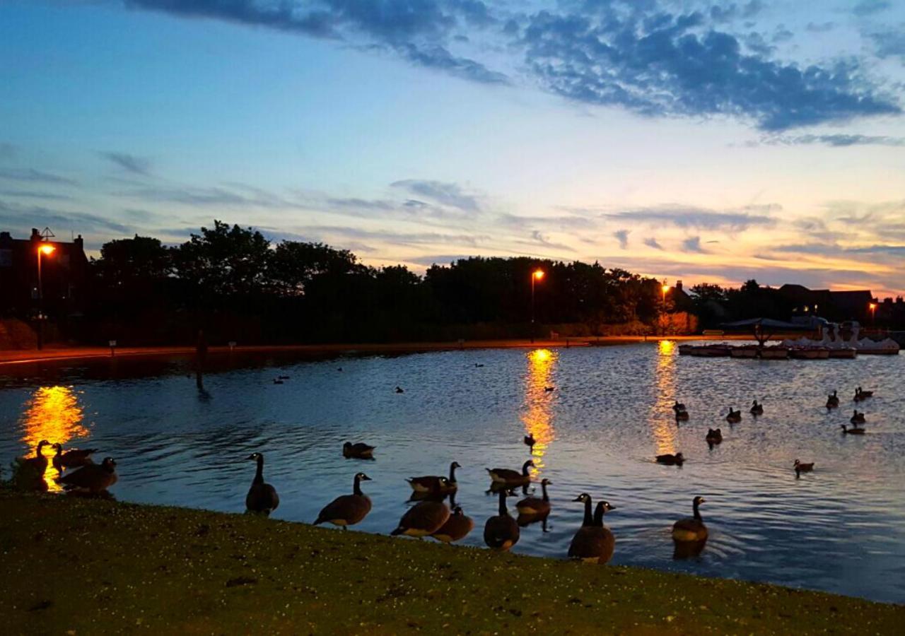Romantic Lakeside Cottage By The Beach! With Super Cosy Log Burner! The Perfect Escape To Your Home From Home By The Sea! So Relaxing - You Won'T Want To Leave! Pet Friendly! Mablethorpe Luaran gambar