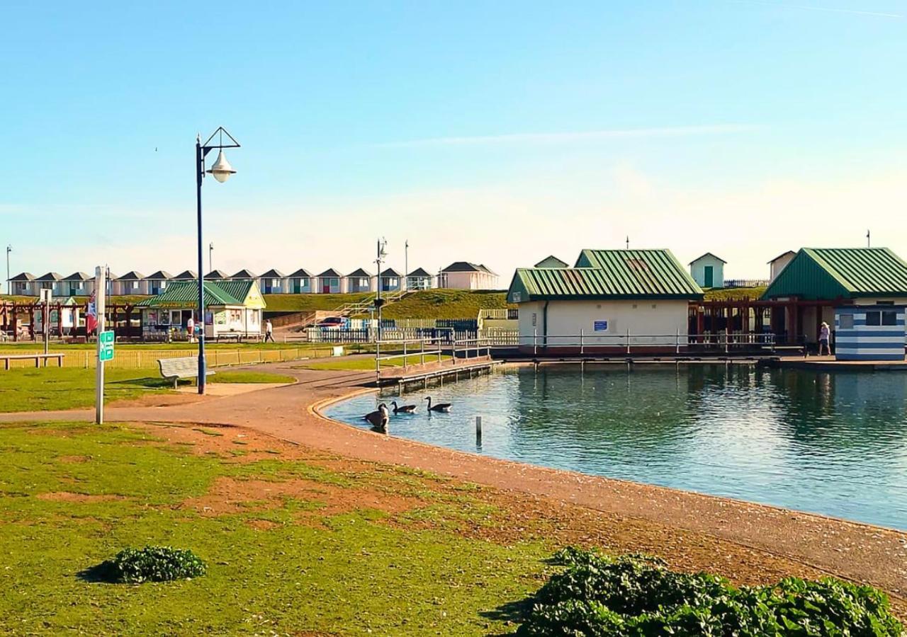 Romantic Lakeside Cottage By The Beach! With Super Cosy Log Burner! The Perfect Escape To Your Home From Home By The Sea! So Relaxing - You Won'T Want To Leave! Pet Friendly! Mablethorpe Luaran gambar