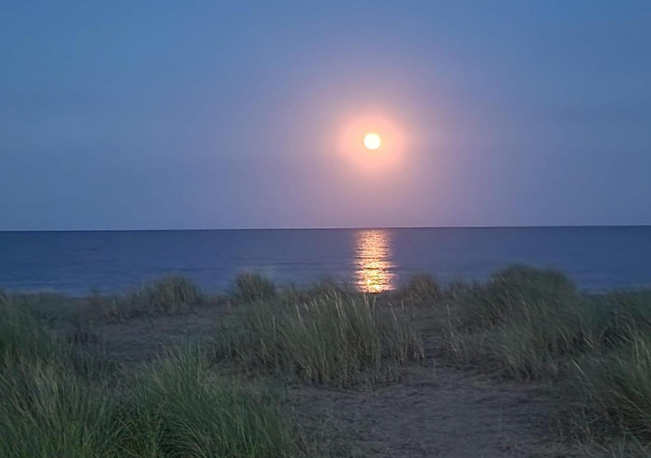 Romantic Lakeside Cottage By The Beach! With Super Cosy Log Burner! The Perfect Escape To Your Home From Home By The Sea! So Relaxing - You Won'T Want To Leave! Pet Friendly! Mablethorpe Luaran gambar